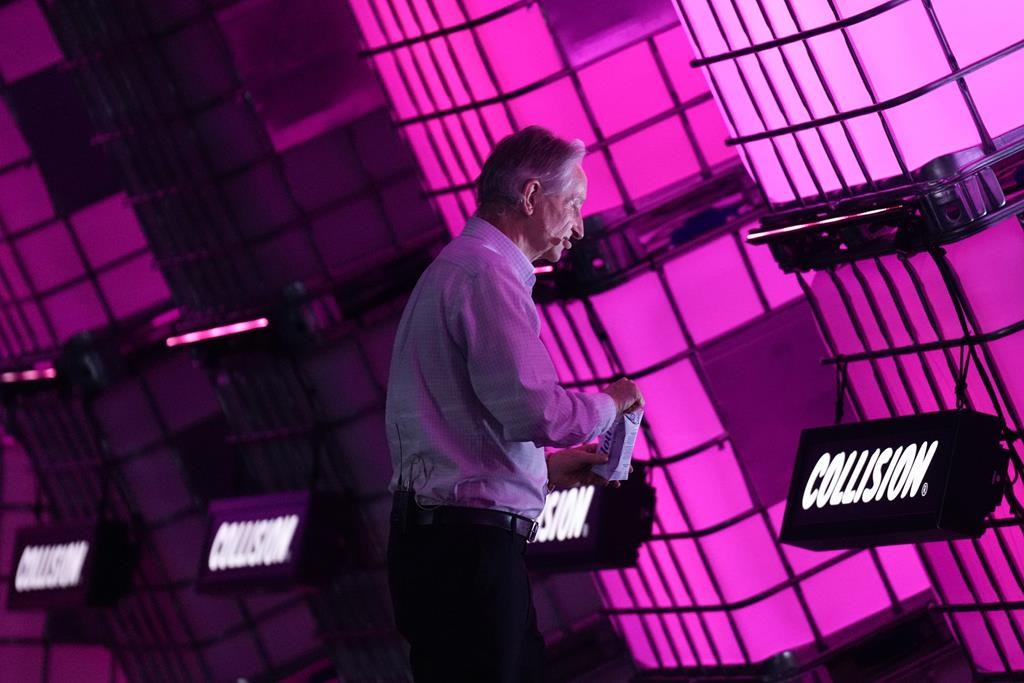 Джеффри Хинтон, известный как ‘Крестный отец искусственного интеллекта’, покидает сцену после выступления на конференции Collision в Торонто 28 июня. КАНАДСКАЯ ПРЕССА / Крис Янг